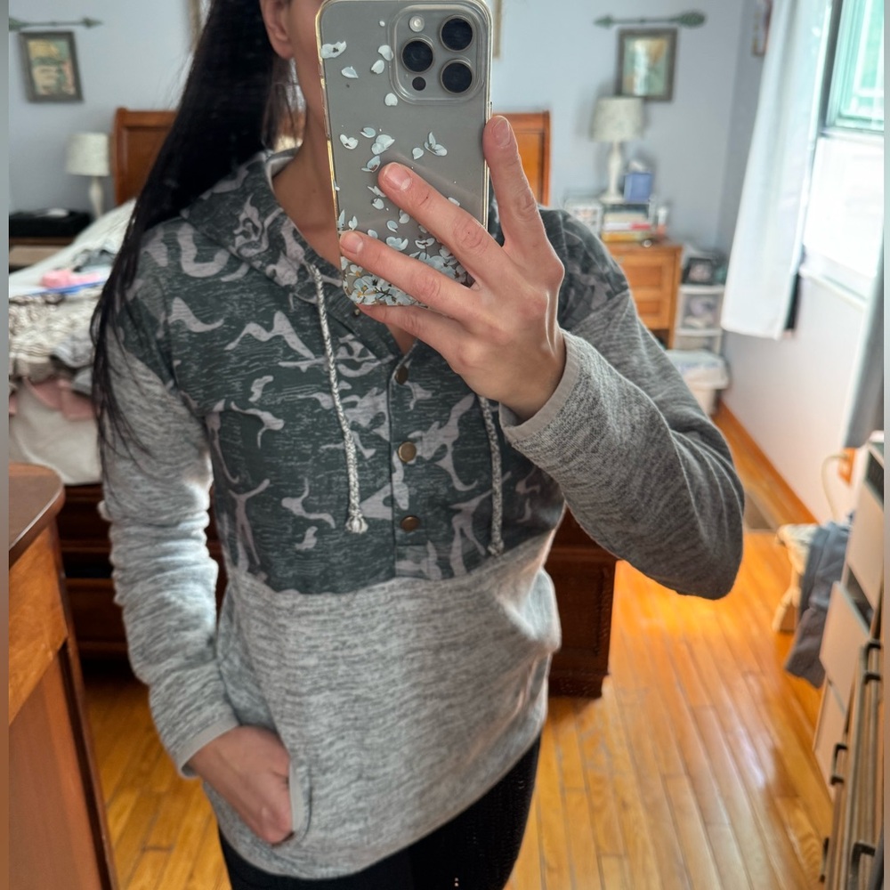 Camo detailed hoodie with snap detail